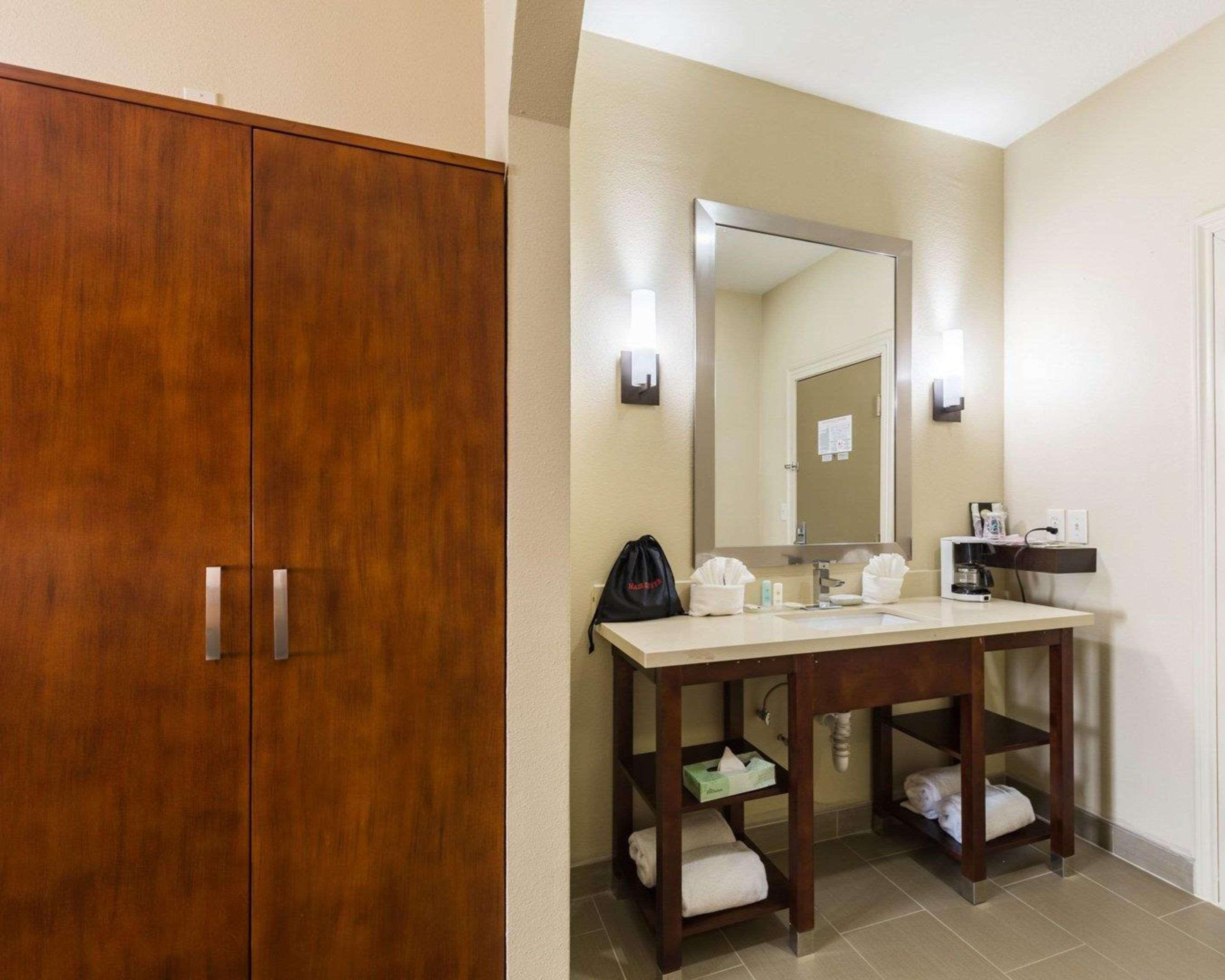 Econo Lodge Inn & Suites East Houston I-10 Екстериор снимка