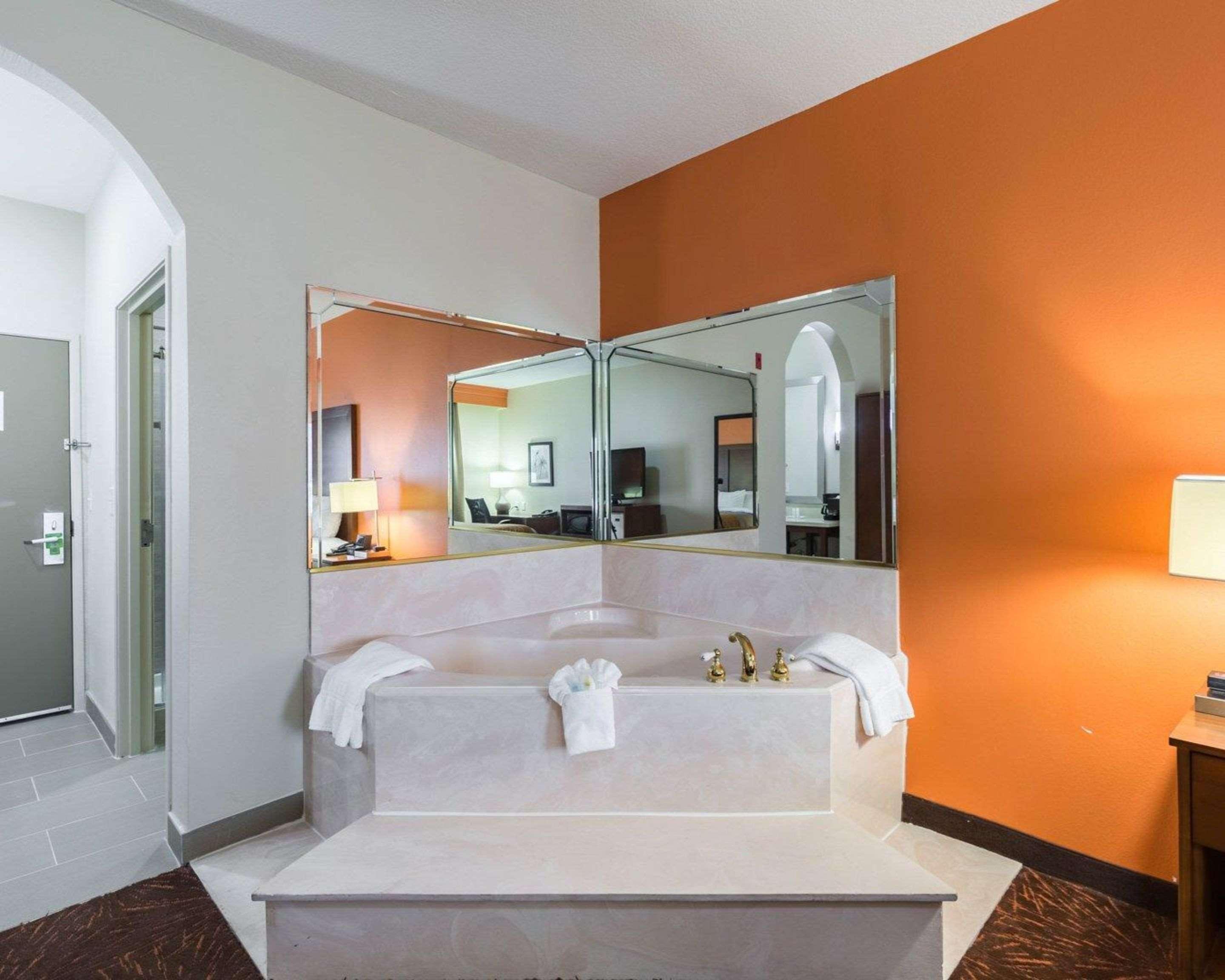 Econo Lodge Inn & Suites East Houston I-10 Екстериор снимка