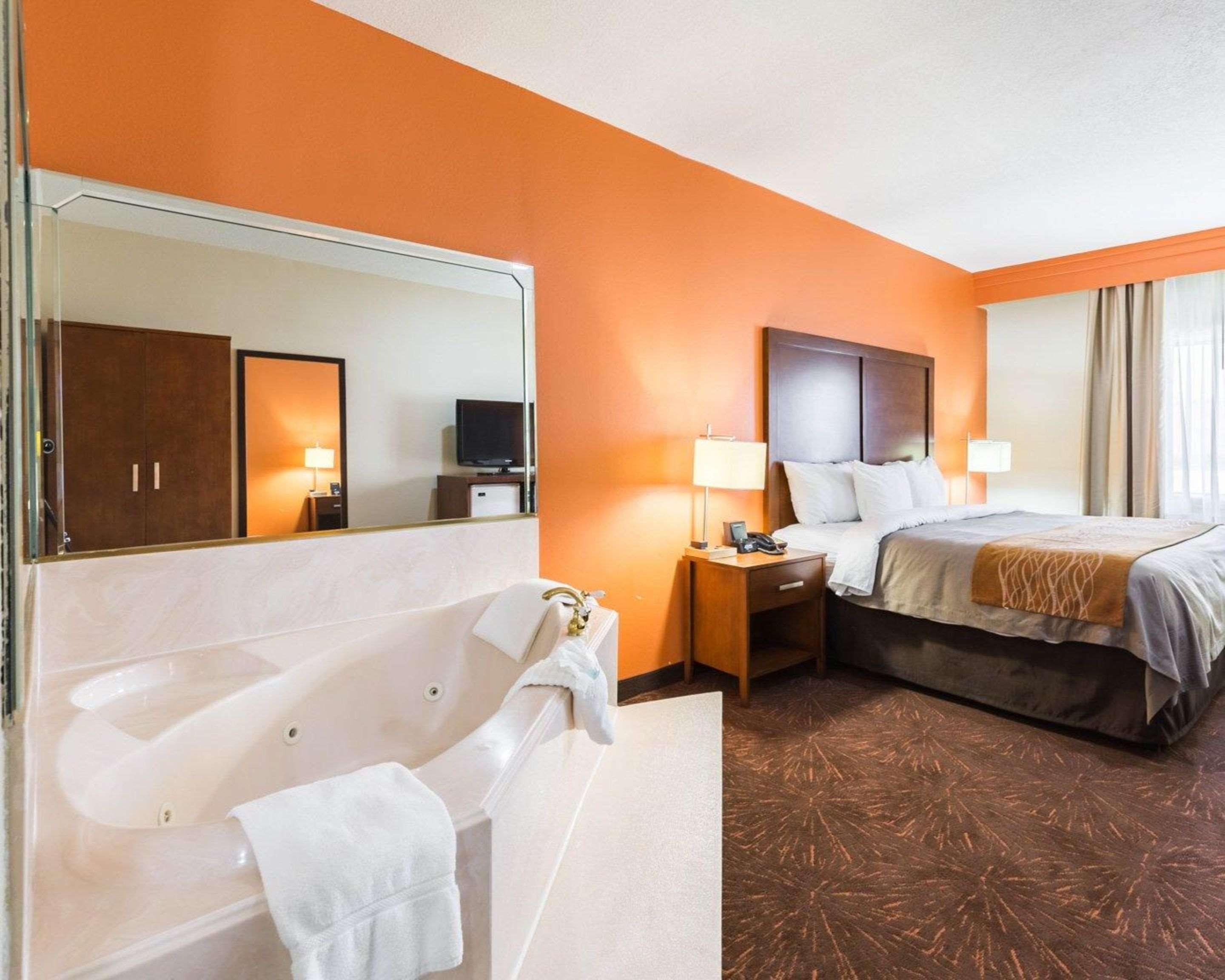 Econo Lodge Inn & Suites East Houston I-10 Екстериор снимка