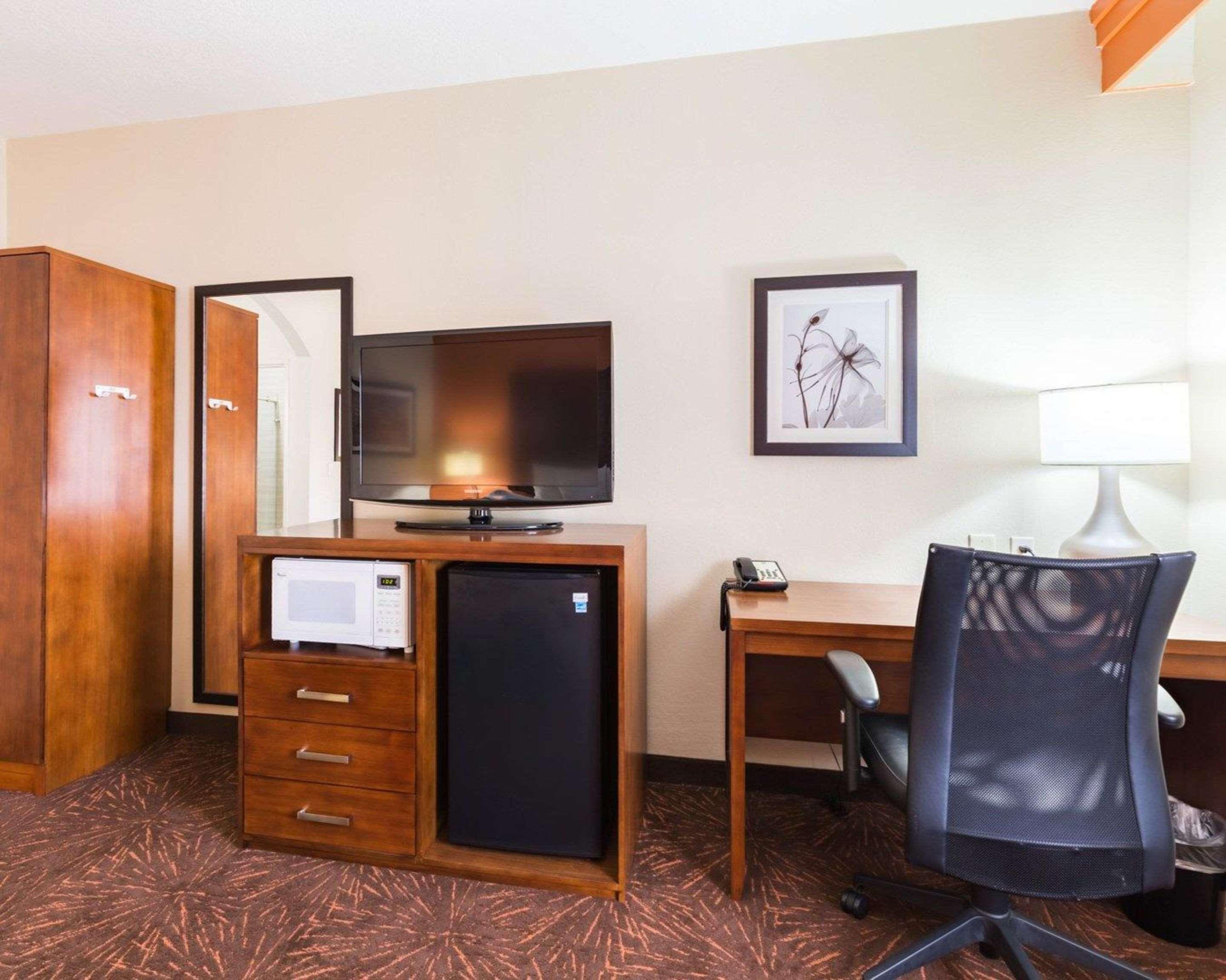 Econo Lodge Inn & Suites East Houston I-10 Екстериор снимка