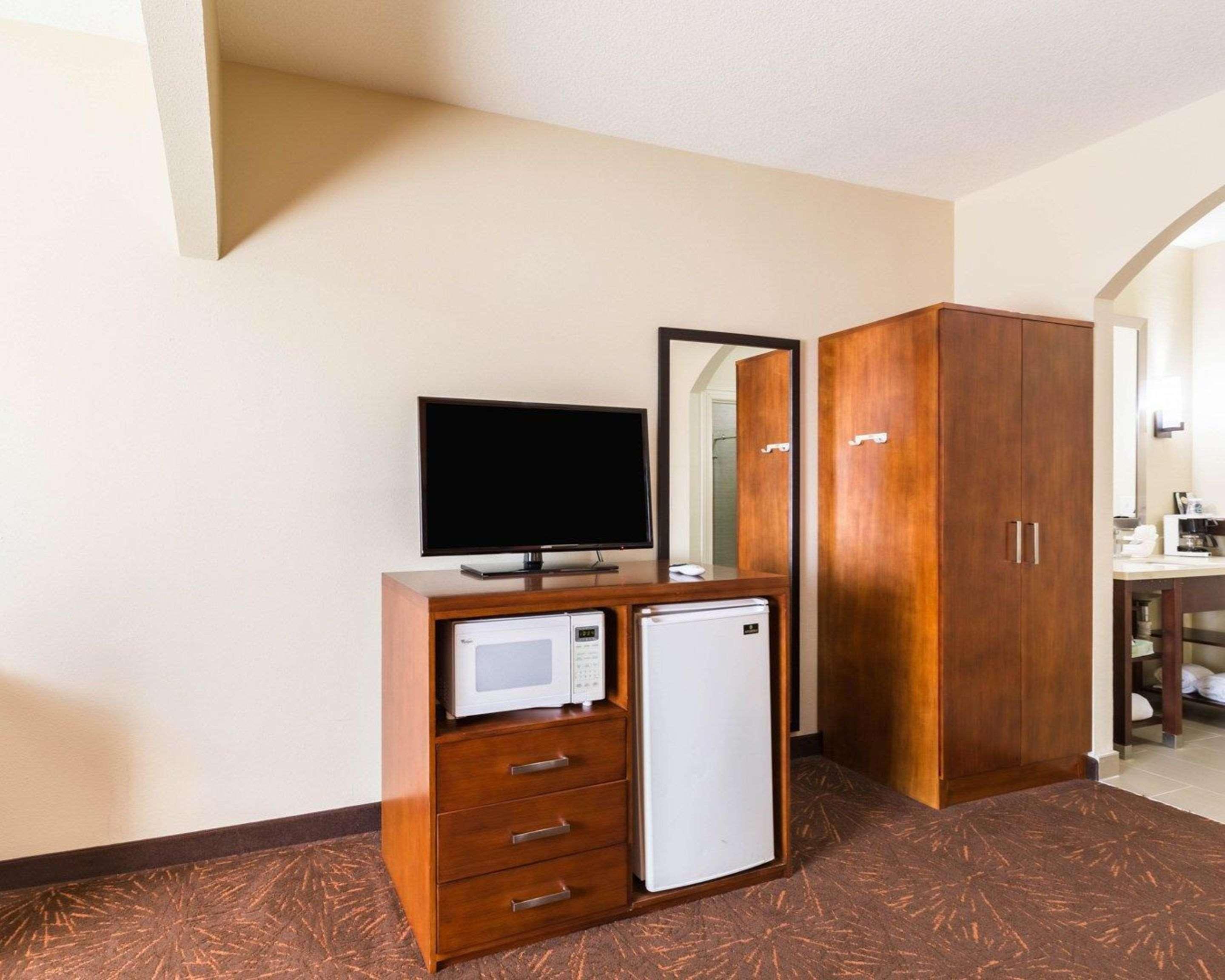 Econo Lodge Inn & Suites East Houston I-10 Екстериор снимка