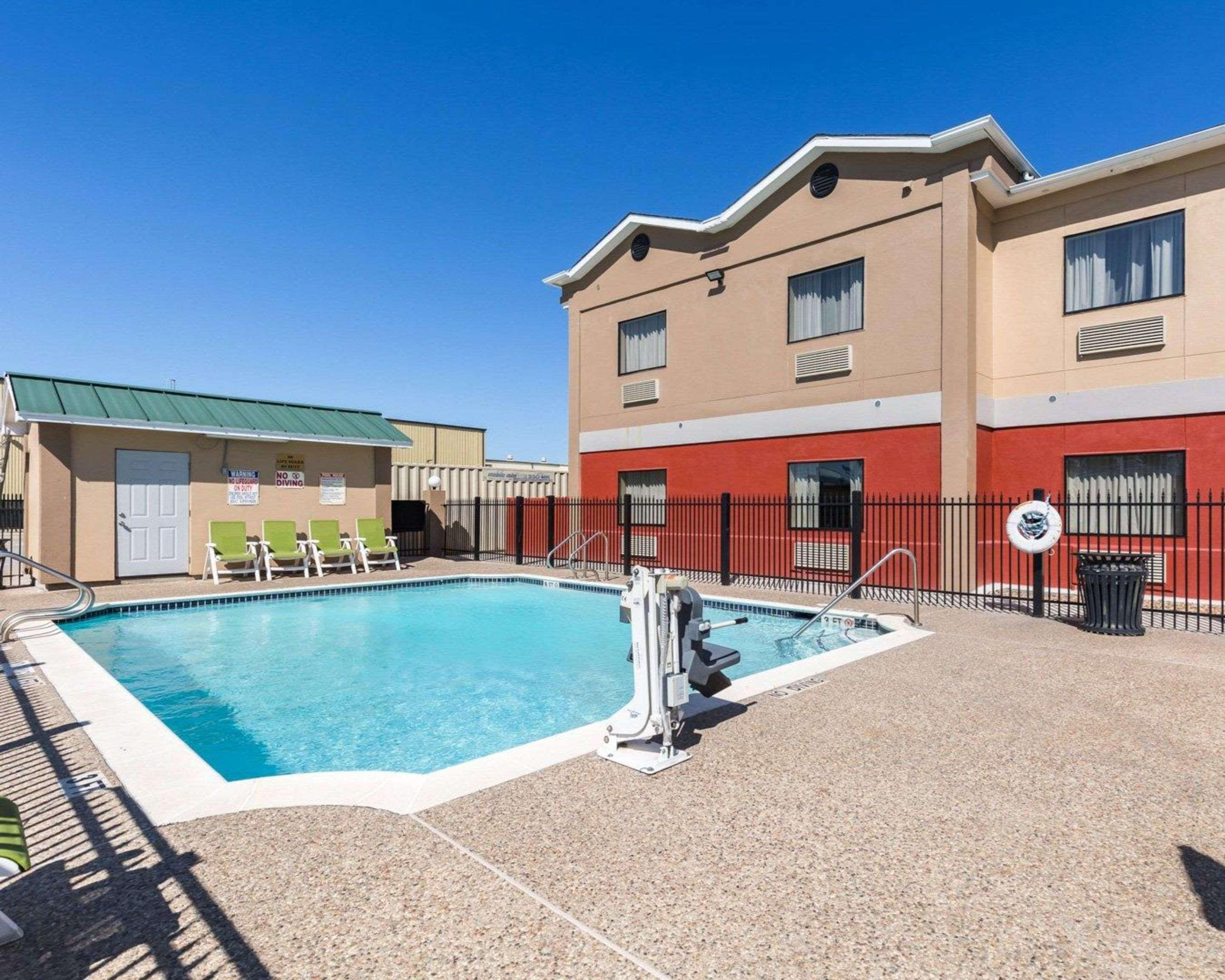 Econo Lodge Inn & Suites East Houston I-10 Екстериор снимка