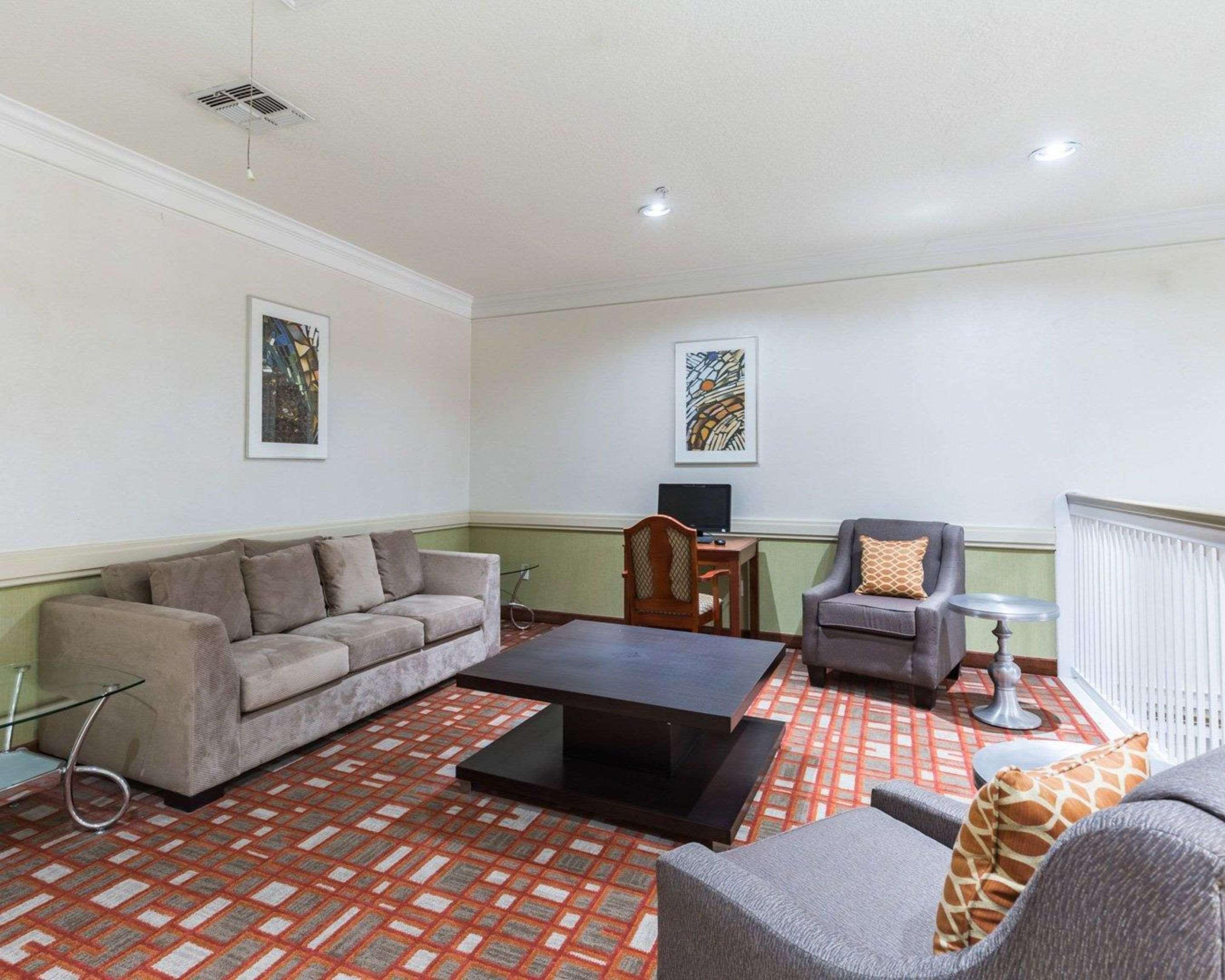 Econo Lodge Inn & Suites East Houston I-10 Екстериор снимка