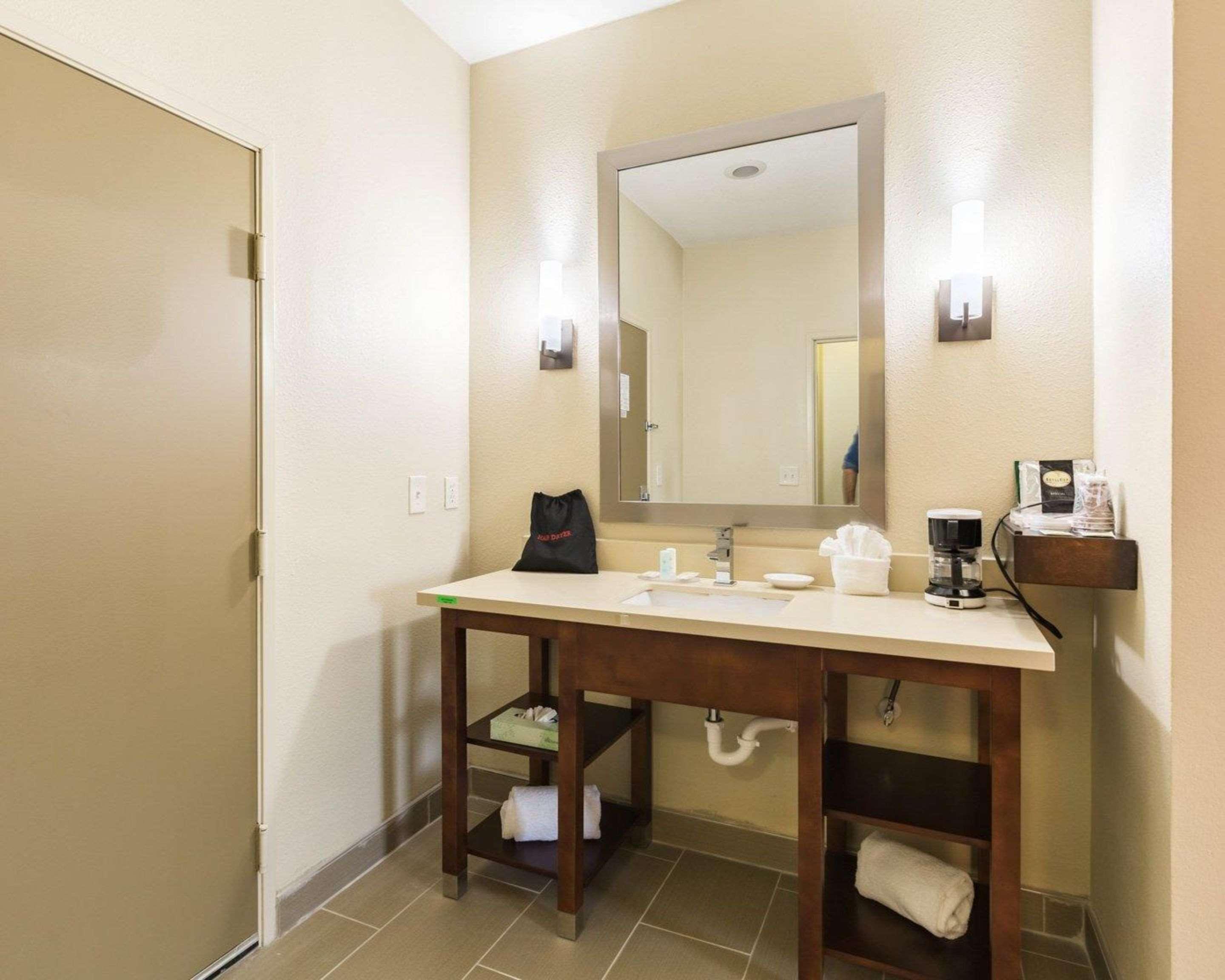 Econo Lodge Inn & Suites East Houston I-10 Екстериор снимка