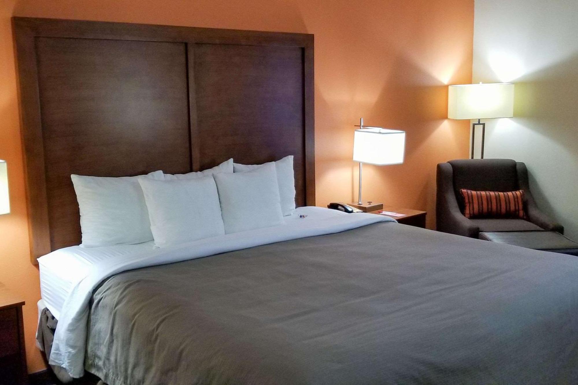 Econo Lodge Inn & Suites East Houston I-10 Екстериор снимка